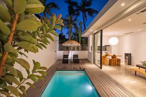 Πισίνα στο ή κοντά στο Secluded 1BR Pool Villa with Ricefield View in Berawa, 5mins Ride to Beach