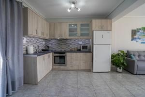 Η κουζίνα ή μικρή κουζίνα στο Zinovia's guest house +2 φωτογραφίες