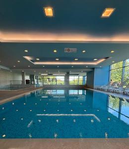 Bazén v ubytovaní Club218 The Sunset - wellness apartment alebo v jeho blízkosti