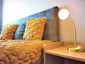 a bedroom with a bed and a desk with a lamp at Art ANTON - Stilvolle Wohnung mit Balkon, zentrumsnah in Plauen
