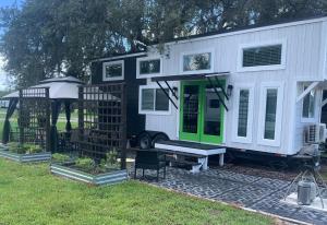 Lively Pet-Welcoming Tiny Haven in Bustling Clermont!外面的花园