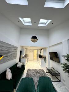 Μια τηλεόραση ή/και κέντρο ψυχαγωγίας στο Spacious Luxury 2bd - Long Term