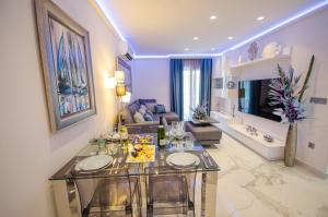 un salon avec une table et un canapé dans l'établissement OASIS - PALM Old Town, à Benidorm