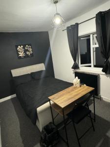 Η κουζίνα ή μικρή κουζίνα στο Small Double Room Located 2 Minutes From Gloucester Royal Hospital