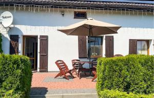 stół z parasolką przed domem w obiekcie Gorgeous Home In Slawno With Wifi w mieście Sławno