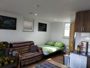 soggiorno con divano e futon di Elizabeth -HOUSE a Augustów Altre 18 foto