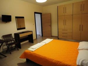 1 dormitorio con cama, escritorio y mesa en Galanou View en Frý