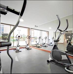 un gimnasio con varias bicicletas estáticas seguidas en Lujoso y Confortable Departamento de Valentina, en Santiago