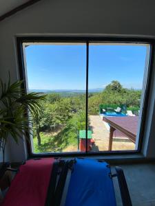una gran ventana en una habitación con vistas en VIKENDICA GARFILD SA BAZENOM i SAUNOM BANJA LUKA, en Banja Luka