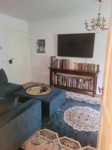 a living room with a couch and a flat screen tv at Gute Stube in Hohen Neuendorf