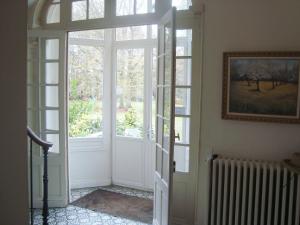 una puerta abierta en una habitación con ventana en Chalet Du Bel Event, en La Chapelle-sur-Dun