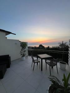 サンタ・ドメーニカにあるVilla Mimosa Florital - Free Private Parking On site & in Tropeaのバルコニーにテーブルと椅子が置かれたパティオ