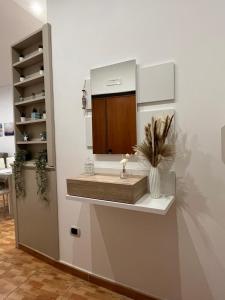 une salle de bain avec un lavabo sur un mur dans l'établissement Acquamarina home, à Naples