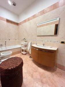 une salle de bain avec une baignoire, un lavabo et des toilettes dans l'établissement Acquamarina home, à Naples