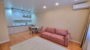 una sala de estar con un sofá y una mesa en Arman, en Kokshetau 11 fotos más