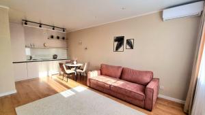 una sala de estar con un sofá y una mesa en Arman, en Kokshetau