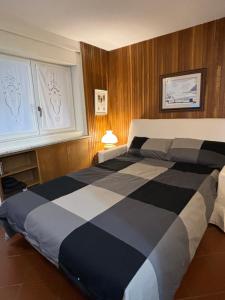 - une chambre avec un lit rayé noir et blanc dans l'établissement Casa di Valentina, à Breuil-Cervinia