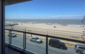 una vista de una playa con coches aparcados en un aparcamiento en Residentie Vent De Sable R116, en Ostende