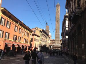 een groep mensen die door een straat lopen bij In Fiera 14 Apartment in Bologna
