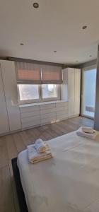 Postel nebo postele na pokoji v ubytování THE GREY VILLA + 32 fotografií