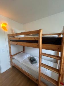 2 letti a castello in una camera con lampada di Geräumige Gästewohnung Andi im Herzen von Rastede - Küche - WLAN - Stellplatz a Rastede