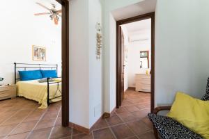 una camera da letto con un letto e uno specchio di Rosemarine Corda a Favignana Altre 18 foto