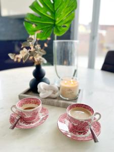 シュテューリンゲンにあるFerienhaus Cris und Alexのキャンドル付きテーブルのコーヒー2杯