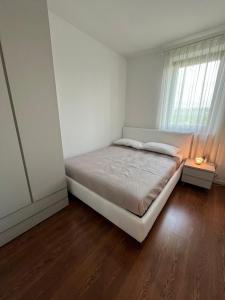 Ένα ή περισσότερα κρεβάτια σε δωμάτιο στο Barum Lake View Apartment in Lazise