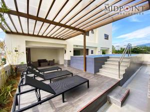 Balkón nebo terasa v ubytování The MIDPOINT Residences 2 bedroom for couple or family condo near Ayala Center Cebu and SM City Cebu