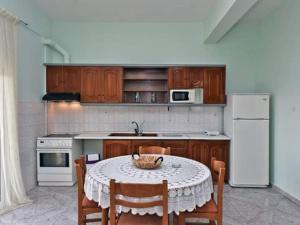 Η κουζίνα ή μικρή κουζίνα στο Katy's House Spacious House by a quiet beach next to N Potidea
