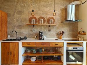 una cucina con un lavello e un piano di lavoro di Casca de Noz - Modern Rustic Beach Getaway ad Angra do Heroísmo Altre 16 foto