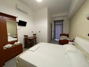 Postel nebo postele na pokoji v ubytování Hotel Latifi