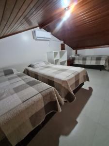 Zimmer mit 2 Betten in einem Zimmer mit einer Decke in der Unterkunft Residencial Costa Marfim in Bombinhas