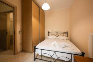 a bedroom with a bed with towels on it at Artemis Central in Argostoli