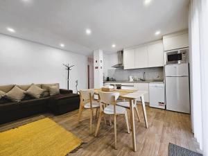 a kitchen and living room with a table and chairs at Casa do Moinho in Cabeceiras de Basto