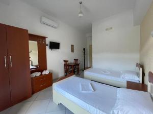 Postel nebo postele na pokoji v ubytování Hotel Latifi