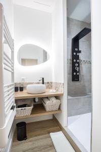 a bathroom with a sink and a mirror at Votre nid douillet*Hyper centre*Netflix/WIFI/Clim in Avignon