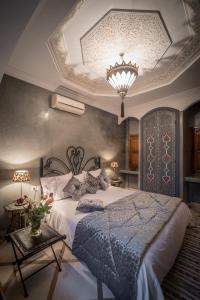 Postel nebo postele na pokoji v ubytování Riad Dar Attika