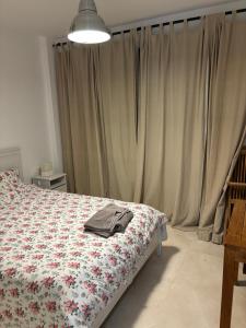 1 dormitorio con 1 cama con edredón de flores en Lotus Golf, en San Luis de Sabinillas 7 fotos más