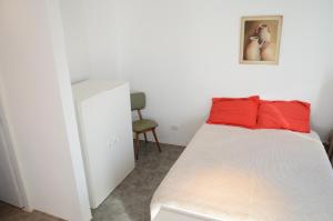 a bedroom with a bed with red pillows on it at El Remanso in La Estafeta
