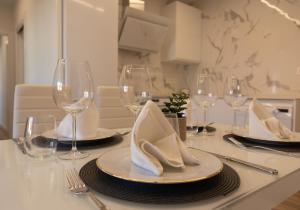 a table with wine glasses and plates and napkins at Rest Pedrouzo in O Pedrouzo