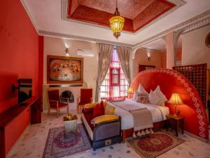 ein Schlafzimmer mit einem großen Bett und einem großen Fenster in der Unterkunft Riad Clé De Sol & SPA in El Jemʼa Ghemat