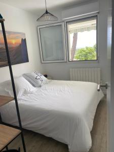 VUE MER et SOLEIL LEVANT AU BELVEDERE客房内的一张或多张床位