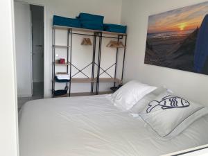 VUE MER et SOLEIL LEVANT AU BELVEDERE客房内的一张或多张床位