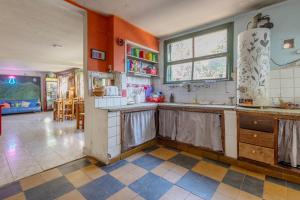 Kuchyň nebo kuchyňský kout v ubytování Puerta Azul Hostel + 37 fotografií