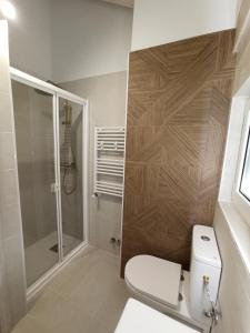 a bathroom with a toilet and a shower at Casa Rugama Chalet con piscina de temporada en el corazón de Cantabria in Arredondo +20 photos