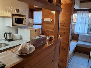 eine Küche mit einer Arbeitsplatte, auf der eine Schüssel steht in der Unterkunft Cabañas Alegra 1 in San Martín de los Andes