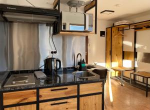 eine Küche mit Spüle und Arbeitsplatte in der Unterkunft Al fin un mundo in Ushuaia + 10 Fotos