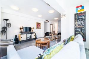 ein Wohnzimmer mit Sofa und Tisch in der Unterkunft Elegante Apartamento en Granada Centro in Granada