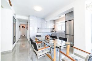 ein Esszimmer mit Glastisch und Stühlen in der Unterkunft Elegante Apartamento en Granada Centro in Granada + 17 Fotos